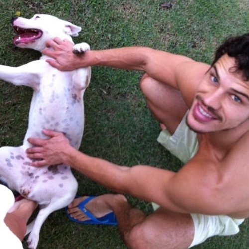 O ator José Loreto está a procura da cadela Brisa, que desapareceu próximo às saídas 3 e 4 da Linha Amarela, no Rio