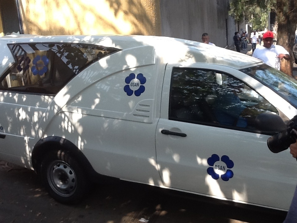 09.set.2013 - Carro de funerária saiu do Instituto Médico Legal por volta das 14h30. O corpo será levado a uma funerária na Praia Grande e será velado a partir das 19h no Cemitério Memorial Necrópole Ecumênica, em Santos, onde o ex-colega de banda Chorão foi enterrado - Tiago Dias/UOL