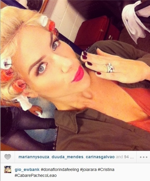 09.set.2013- Com bobes no cabelos,  Giovana Ewbank se prepara para personagem de "Joia Rara': "#donaflorindafeeling", brincou a atriz no Instagram