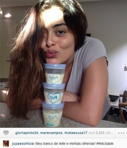 09.set.2013- Juliana Paes armazena leite materno para o filho Antonio: "Meu banco de leite e minhas olheiras! #felicidade"