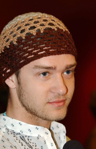 8.jun.2002 - Já careca, Justin Timberlake usa touca durante luta de Lennox Lewis e Mike Tyson nos EUA