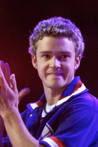Em meados dos anos 2002, Justin Timberlake deu uma aparada nos fios, mas manteve o loiro com cachinhos