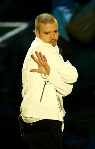 1.mar.2003 - Careca e moreno, Justin Timberlake se apresenta em Pasadena, na Califórnia