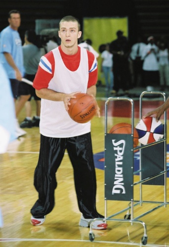 28.jul.2001 - Nos anos de 2001, Justin Timberlake abandona os cachinhos e adere ao visual careca. Foi assim que o cantor participou de partida de basquete beneficente em Las Vegas