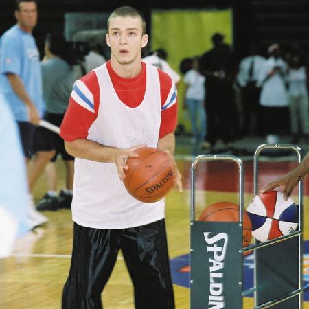 28.jul.2001 - Nos anos de 2001, Justin Timberlake participa de partida de basquete beneficente em Las Vegas - Getty Images - Getty Images