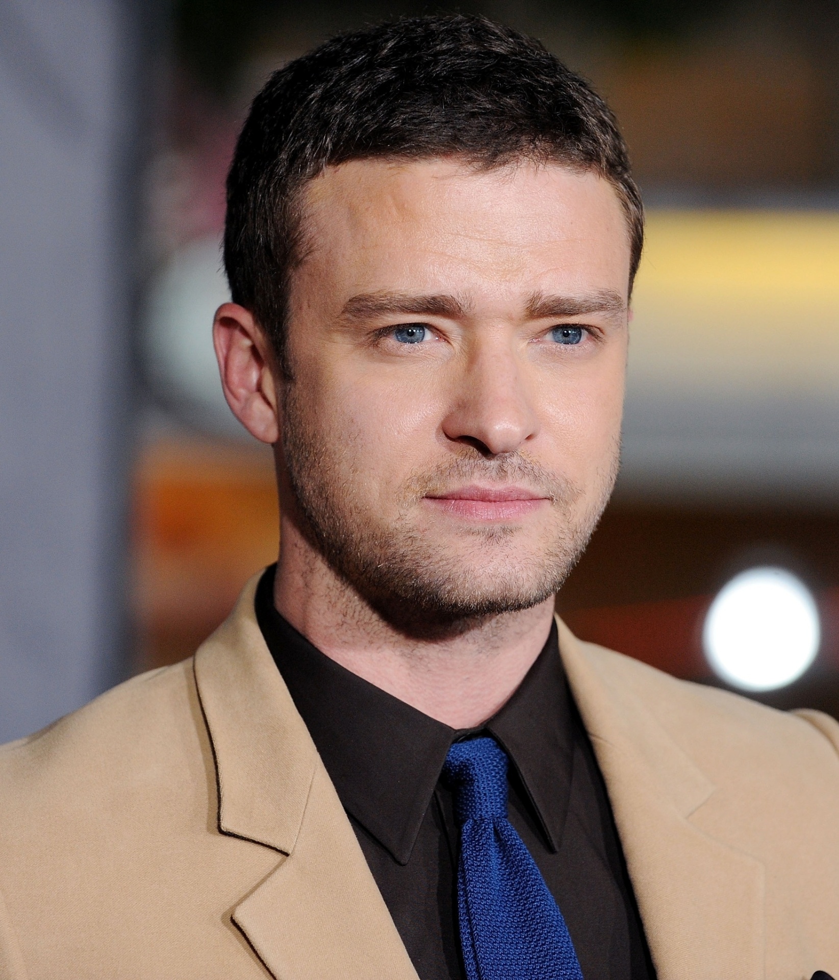 Maduro e sério, Justin Timberlake deixa o loiro, característico de sua adolescência, para trás e adere ao ao cabelo curto, na cor castanho escuro - Divulgação