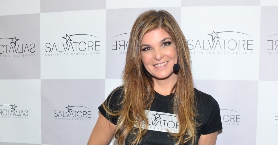 8.set.2013 - A atriz Cristiana Oliveira vai a feira de beleza em São Paulo