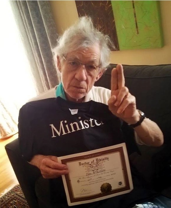 8.set.2013 - Ian McKellen posa com uma licença de "Doutor de Divindade" e uma camiseta escrita "Ministro", O ator casou o amigo Patrick Stewart