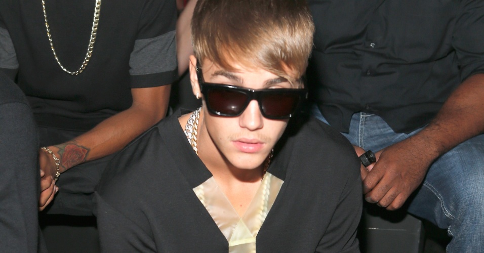 8.set.2013 - Justin Bieber aparece de bigodinho em desfile da Semana de Moda de Nova York