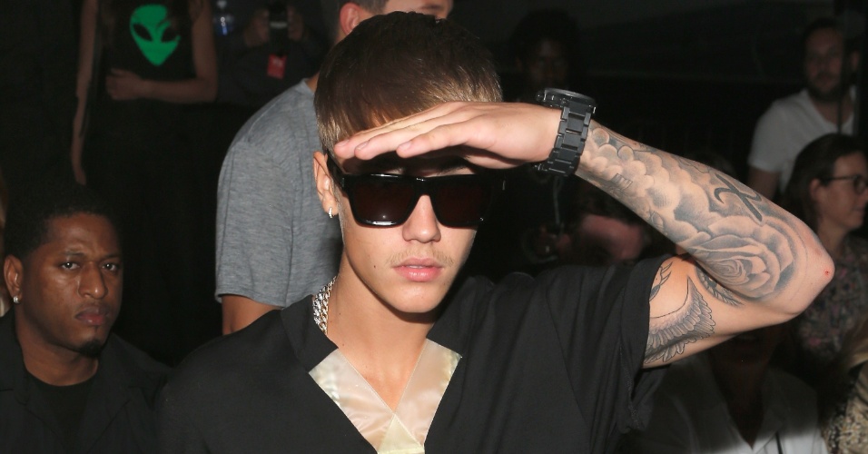 8.set.2013 - Justin Bieber aparece de bigodinho em desfile da Semana de Moda de Nova York