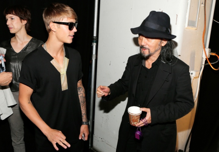 8.set.2013 - Justin Bieber conhece o estilista Yohji Yamamoto nos bastidores da Semana de Moda de Nova York