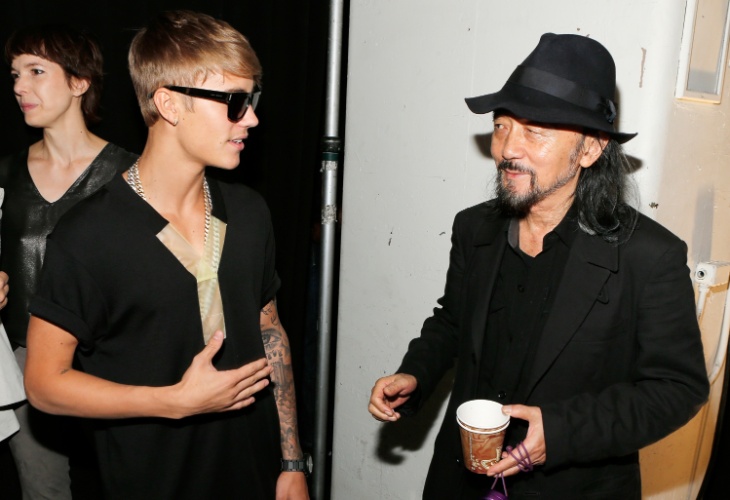 8.set.2013 - Justin Bieber conhece o estilista Yohji Yamamoto nos bastidores da Semana de Moda de Nova York