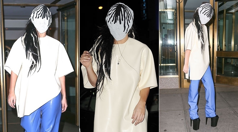 8.set.2013 - Lady Gaga usa máscara ao deixar seu apartamento em Nova York. A cantora usou uma camisa larga, uma calça azul e salto alto preto