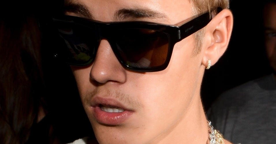 8.set.2013 - O cantor Justin Bieber aparece de bigodinho em desfile da Semana de Moda de Nova York