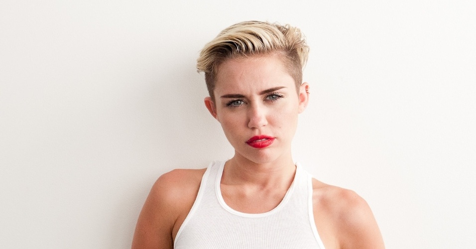 9.set.2013 - A atriz e cantora Miley Cyrus posou para as lentes do fotógrafo Terry Richardson