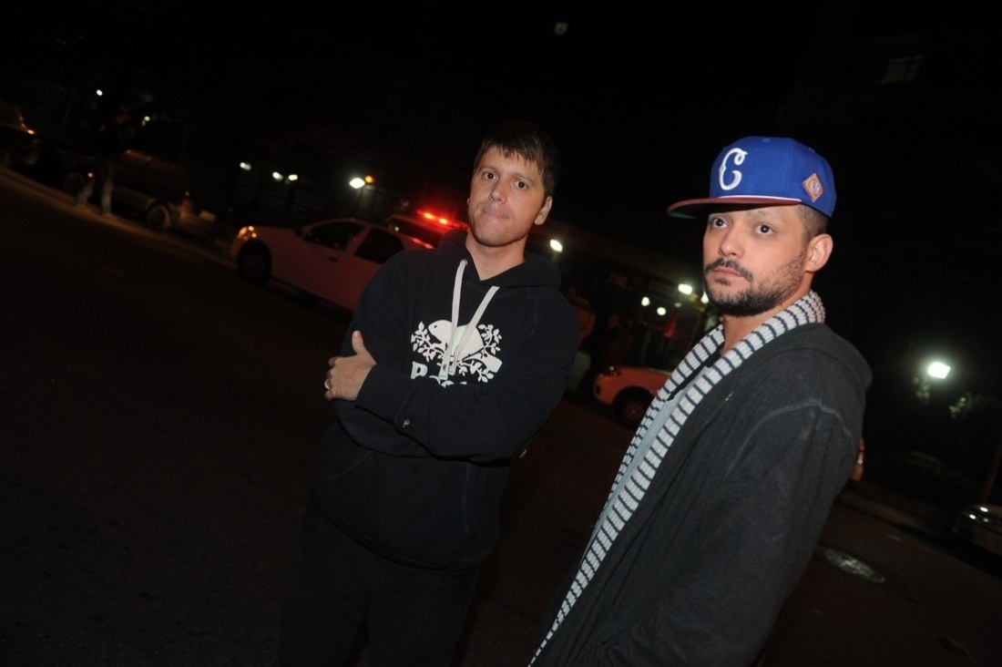 9.set.2013 - Ao saberem da morte de Champignon, os humoristas do "Pânico" Daniel Zukerman e Eduardo Sterblitch foram até o prédio onde morava o músico - Francisco Cepeda/AgNews-SP