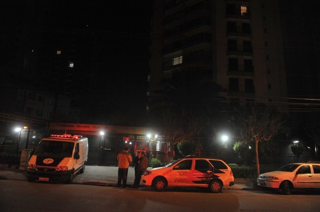 9.set.2013 - Carros da polícia e do IML em frente ao prédio do músico, na Zona Oeste de São Paulo - Francisco Cepeda/AgNews-SP