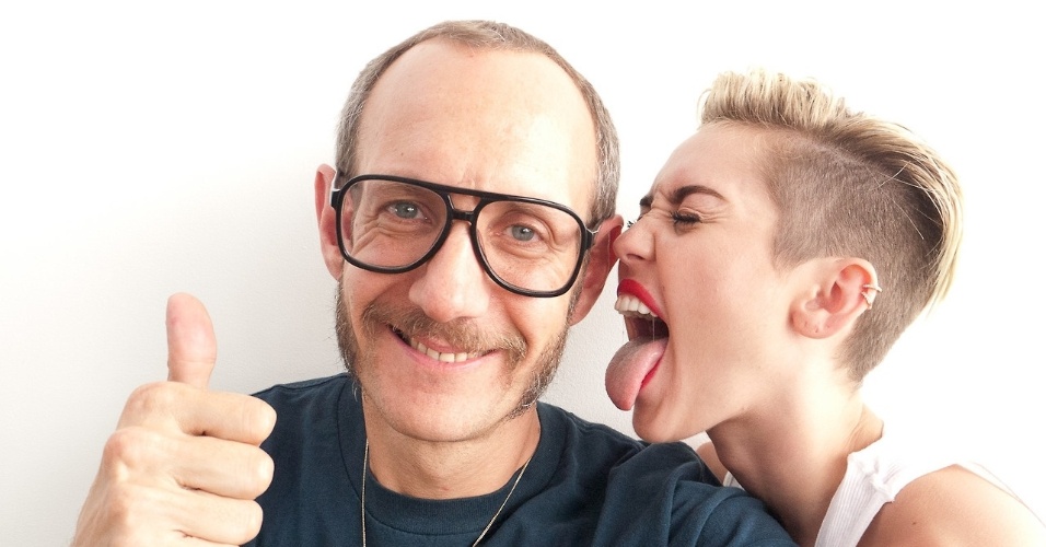 9.set.2013 - De calcinha e camiseta, a atriz e cantora Miley Cyrus posou ao lado de Terry Richardson no estúdio do fotógrafo