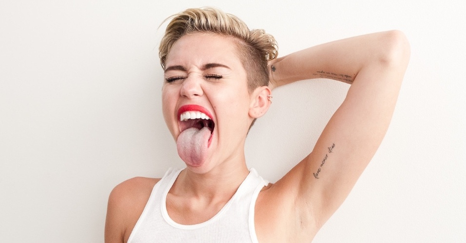 9.set.2013 - De calcinha e camiseta, a atriz e cantora Miley Cyrus posou para as lentes do fotógrafo Terry Richardson
