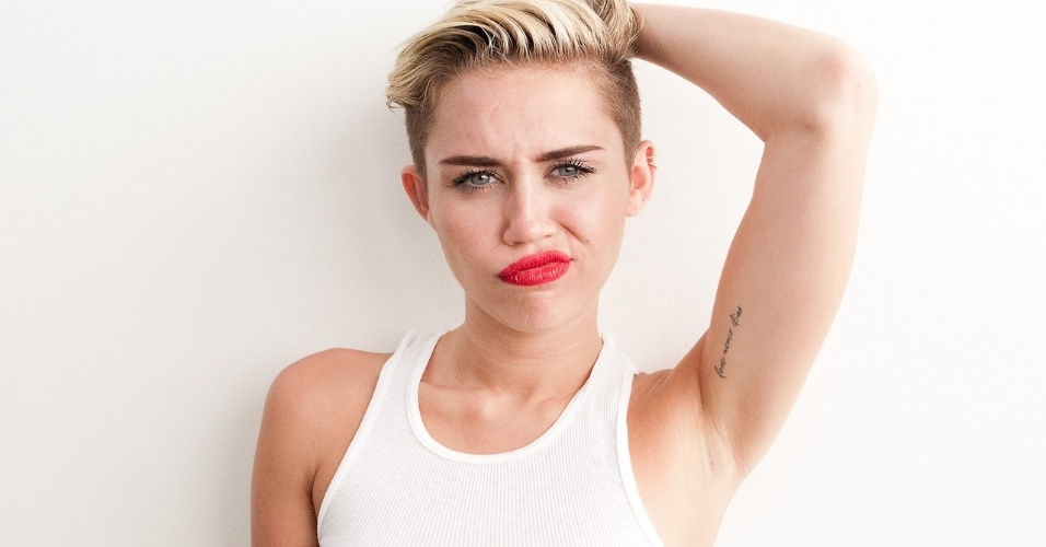 9.set.2013 - De calcinha e camiseta, a atriz e cantora Miley Cyrus posou para as lentes do fotógrafo Terry Richardson. Miley aparece com o mesmo figurino na capa do seu single "Wrecking Ball"