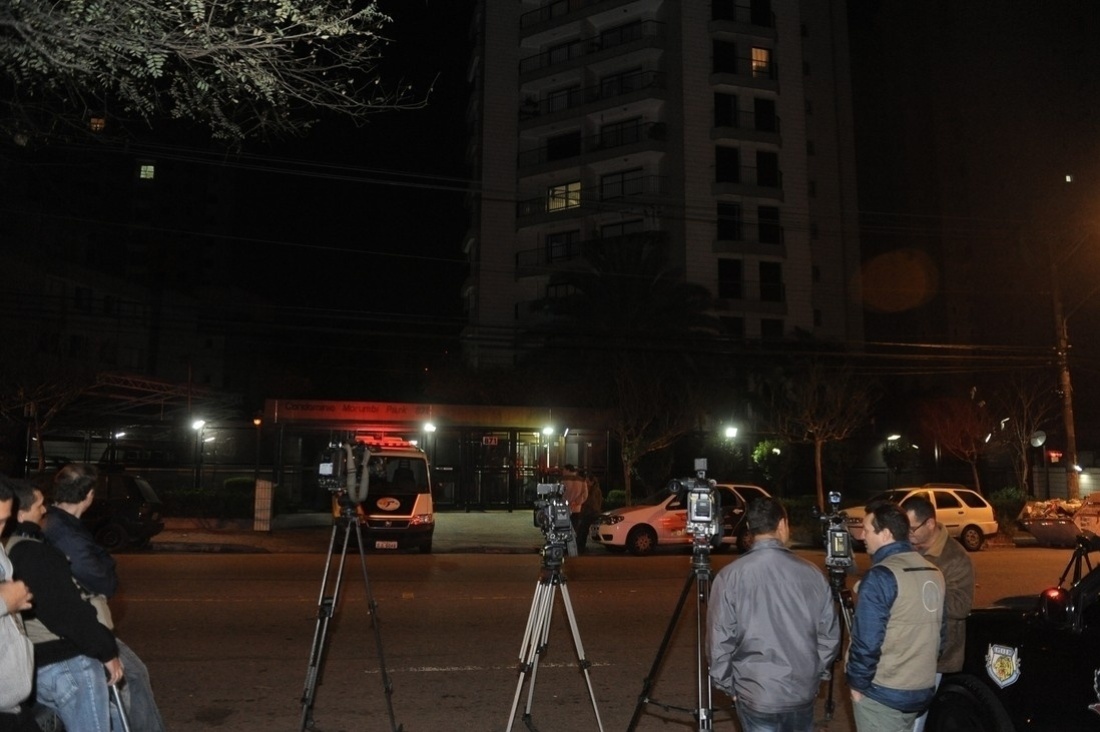 9.set.2013 - Imprensa se aglomera em frente ao prédio de Champignon, que foi encontrado morto com um tiro na boca - Francisco Cepeda/AgNews-SP