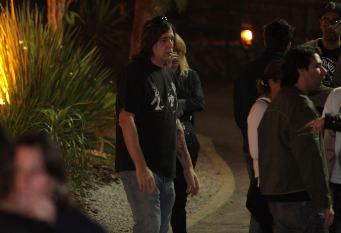 9.set.2013 - Marcão, guitarrista do Charlie Brown Jr, chega ao velório de Champignon no Cemitério Memorial Necrópole Ecumênica, em Santos - Francisco Cepeda e Orlando Oliveira/AgNews