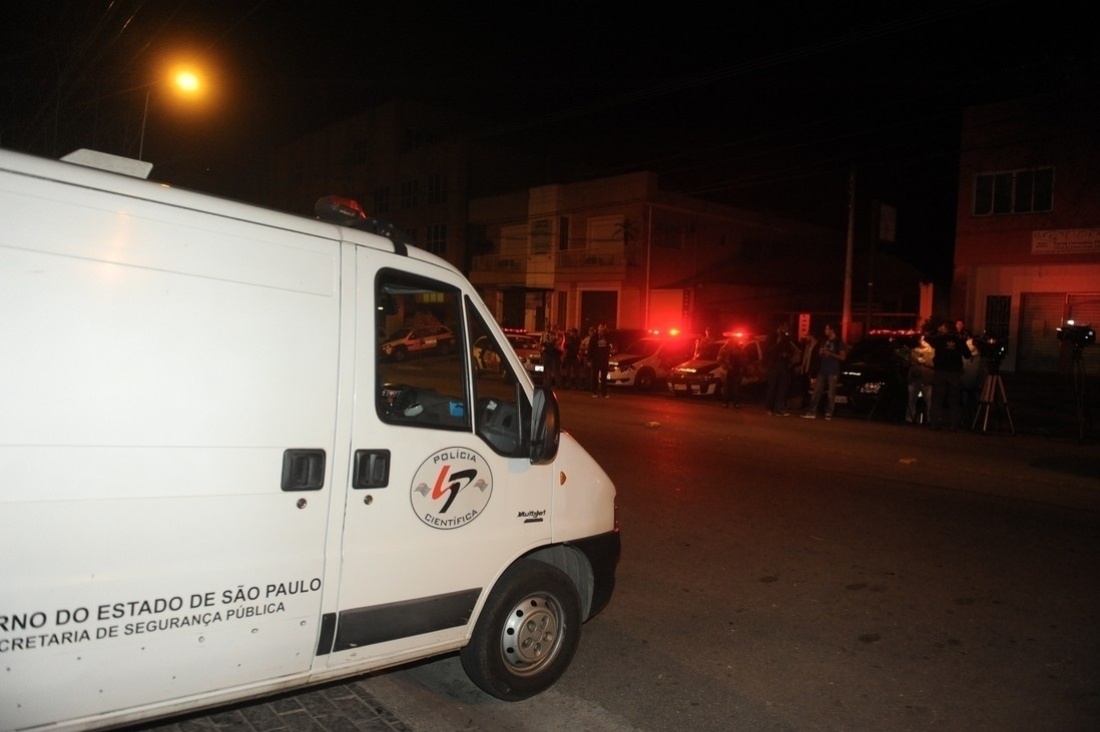 9.set.2013 - Movimentação é grande em frente ao prédio onde Champignon foi encontrado morto, na madrugada desta segunda-feira (9) - Francisco Cepeda/AgNews-SP