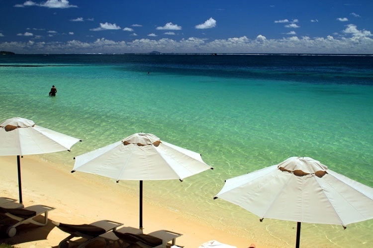 A Belle Mare, na costa leste de Maurício, é uma das praias mais procuradas por banhistas nessa ilha a 2000 km do continente africano. E ainda assim consegue preservar seu ar selvagem