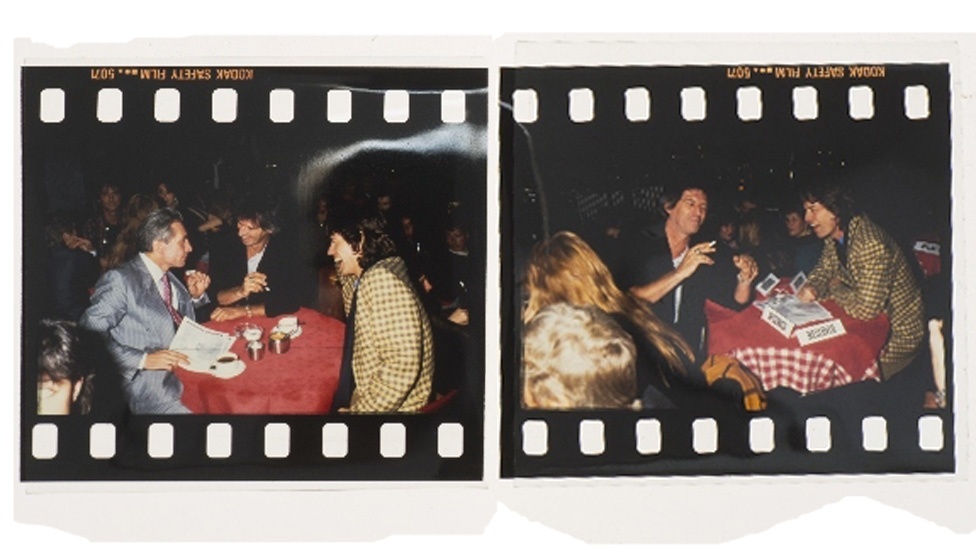 A venda inclui centenas de "grandes nomes", assim como muitos "não famosos", disse Edwards. Há as fotos tiradas por Philip Gotlop do Cliff Richard, Neil Sedaka, Johnny Cash, The Moody Blues, The Kinks, David Essex, Liberace e Julie Andrews. Imagens de fotógrafos desconhecidos incluem fotos dos Beatles, do Rod Stewart, e dos Rolling Stones, como esta que mostra Charlie Watts, Keith Richards e Mick Jagger no clube de jazz Ronnie Scott?s, em Londres. - BBC