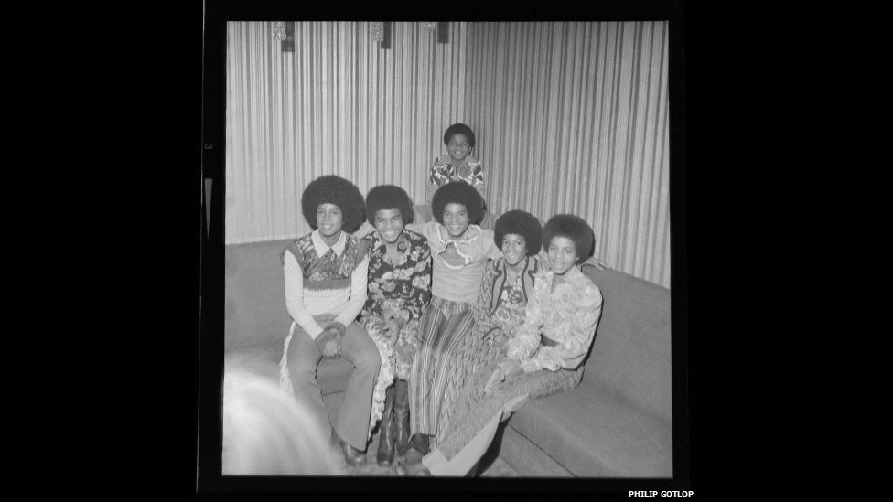 As fotografias revelam a realidade mundana das celebridades que têm que posar repetidamente para as câmeras. Esta foto de 1972 do grupo Jackson 5, com o irmão mais novo, Randy Jackson, na fileira de trás, faz parte de uma série que mostra o grupo em diversas poses, e parece ter sido tirada por trás, ou próxima, de outros fotógrafos. - BBC