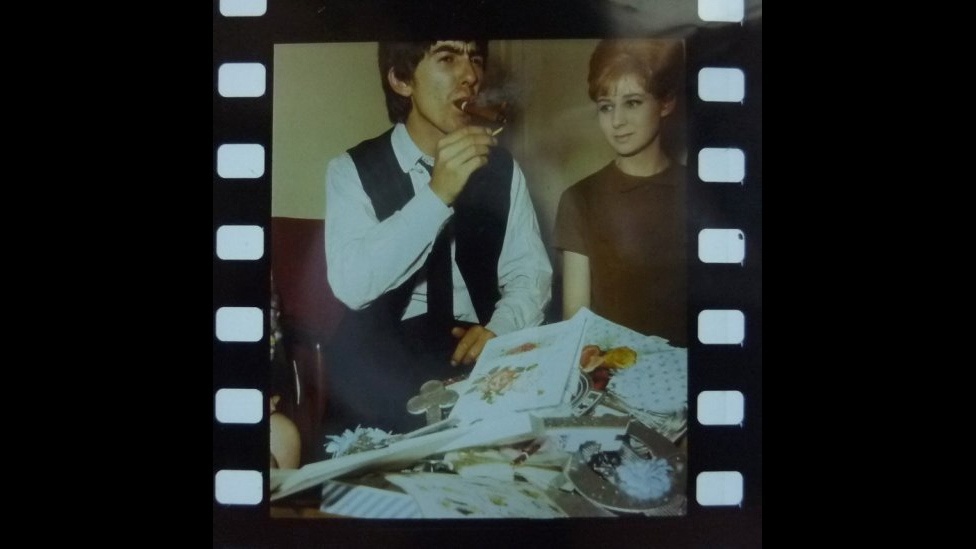 Esta foto de George Harrison acendendo um charuto em seu aniversário de 21 anos é de um fotógrafo desconhecido, e está sendo vendida por um outro vendedor anônimo. Richard Edwards disse que muitos clientes preferiram não ser identificados, por preocução em relação à publicidade, segurança, e questões familiares. - BBC