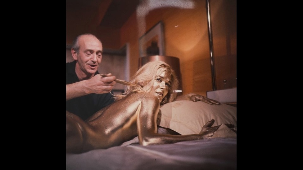 Na venda, organizada pela casa de leilão Addisons em Barnard Castle, no noroeste da Inglaterra, também está este negativo em cor da atriz Shirley Eaton sendo pintada de ouro para o filme do James Bond, Goldfinger. Este negativo faz parte da coleção de um fotógrafo desconhecido, e está sendo vendido anonimamente no mesmo leilão. Edwards disse: "Essas fotos são absolutamente fascinantes, porque elas também captam os bastidores das estrelas, como ensaios, viagens e momentos de lazer." - BBC