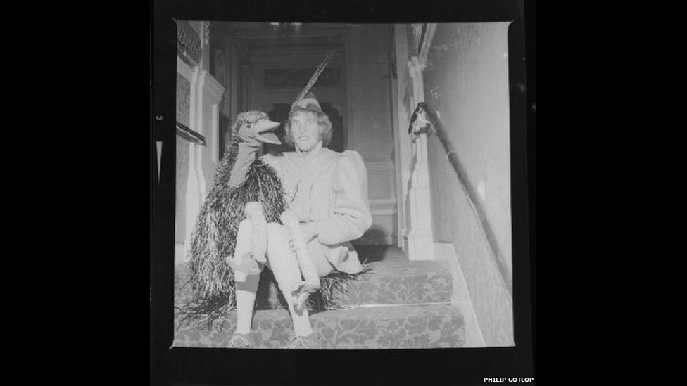 Philip Gotlop começou a escrever manuais de fotografia na década de 1940. Seus títulos incluíram manuais profissionais, guias práticos e estudos sobre fotografias de nu e da "figura feminina". Três décadas depois, sua lente foi mais frequentemente direcionada a artistas da época, como o apresentador de TV britânico Rod Hull e seu pássaro Emu, mostrados aqui em escadas, e não no palco. - BBC