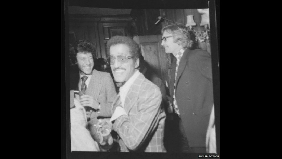 Philip Gotlop fazia, principalmente, fotos sensuais quando foi contratado para fotografar os Beatles nos estúdios de Abbey Road, em 1963. Depois disso, ele continuou a fotografar cantores, artistas e personalidades de TV durante os anos 1960 e 1970. Muitos são registros de momentos informais, como este do cantor e ator americano Sammy Davis Jr socializando com o apresentador de televisão britânico Lionel Blair. - BBC