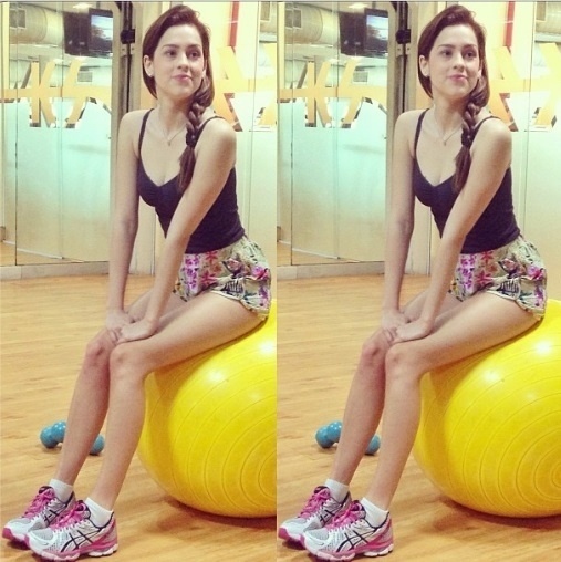 Sophia Abrahão grava programa de shortinho e tênis: "Próxima temporada do #ficaadica! Sim! Dicas pra malhar em casa", escreveu ela em seu Instagram