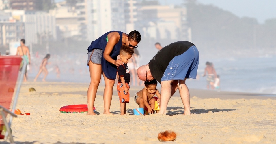 10.set.2013 - A cantora Alicia Keys curte dia de sol na praia de Ipanema, no Rio de Janeiro. Ela estava acompanhada de amigos e do filho, Egypt Daoud Dean