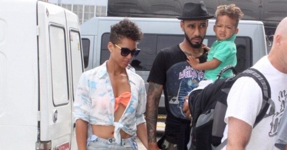 10.set.2013 - Alicia Keys chega ao aeroporto Santos Dummond, no Rio de Janeiro, acompanhada do marido Swizz Beatz e do filho Egypt Daoud Dean