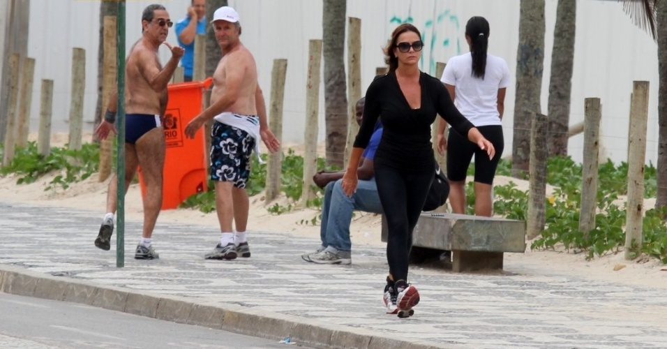 10.set.2013 - Luiza Brunet atraiu olhares ao caminhar pela orla de Ipanema, zona sul do Rio