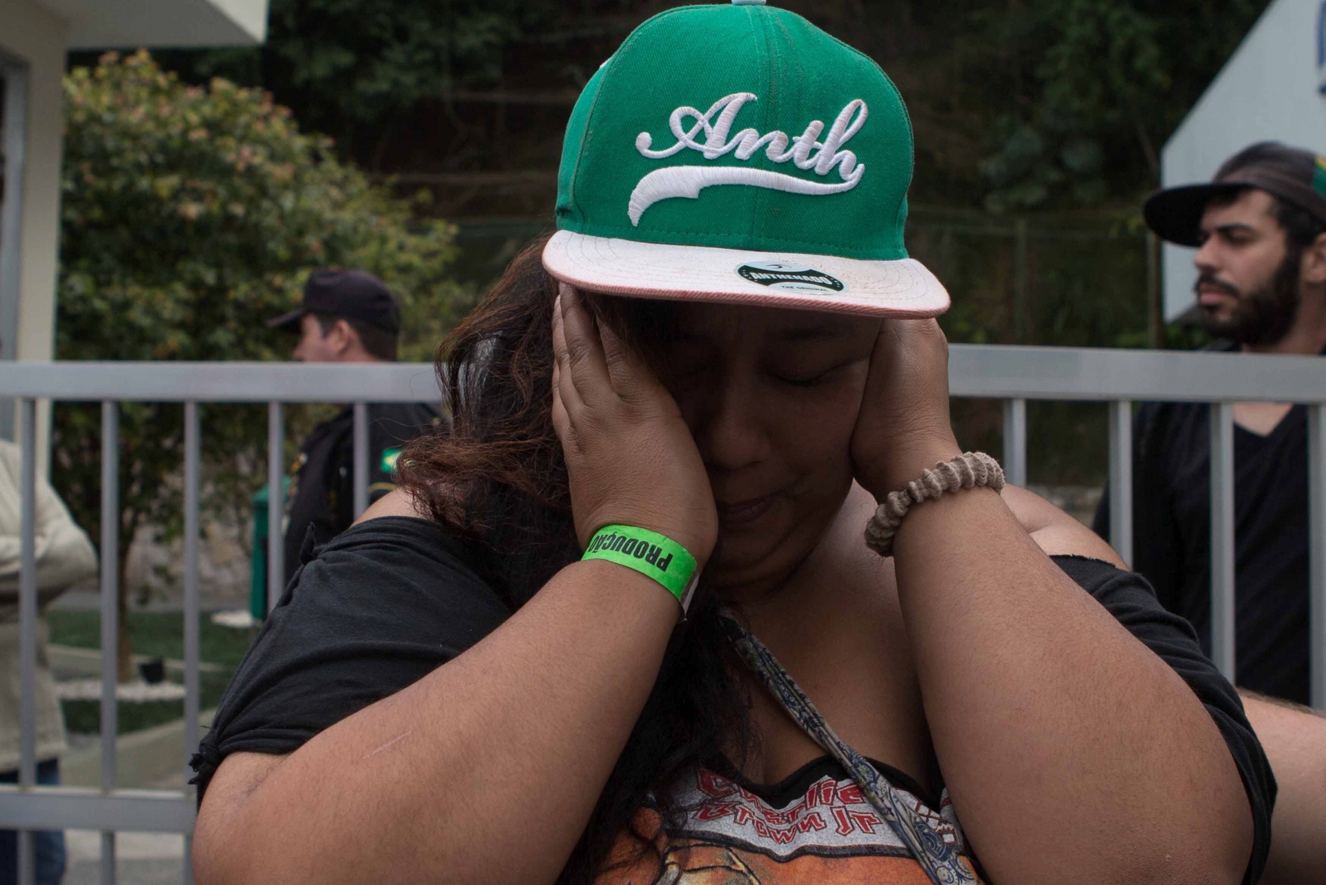 10.set.2013 - Vanessa Oliveira, do fã-clube Champirados Charlie Brown Jr., chora no velório de Champignon, no Cemitério Memorial Necrópole Ecumênica, em Santos - Luiz Fernando Menezes/UOL