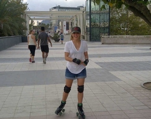 10.set.2013- Shakira publicou em seu Instagram uma foto em que aparece andando de patins