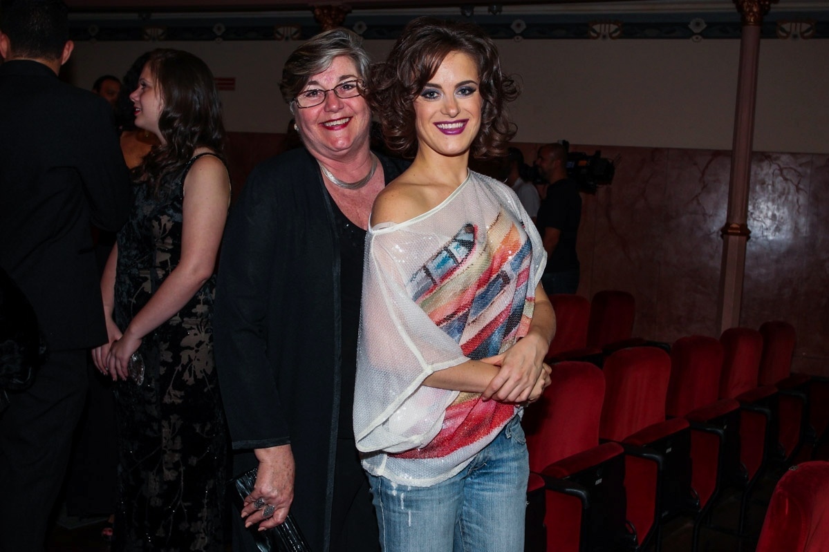 9.set.2013 - A apresentadora Alessandra Maestrini com a mãe na cerimônia do Prêmio Bibi Ferreira em São Paulo. O evento, em sua 1ª edição, escolhe os melhores profissionais e produções de teatro musical - Foto Rio News