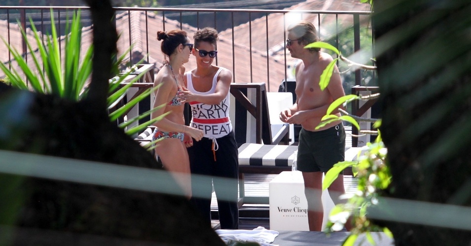 9.set.2013 - A cantora Alicia Keys conversa com amigos na piscina do Hotel Santa Teresa, onde está hospedada no Rio de Janeiro