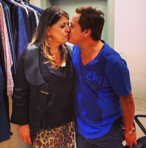 9.set.2013 - A cantora Roberta Miranda publica foto dando um selinho no cantor Leonardo: "Este é o Leo kkkkkk amado!!", escreveu ela na legenda da foto em seu Instagram