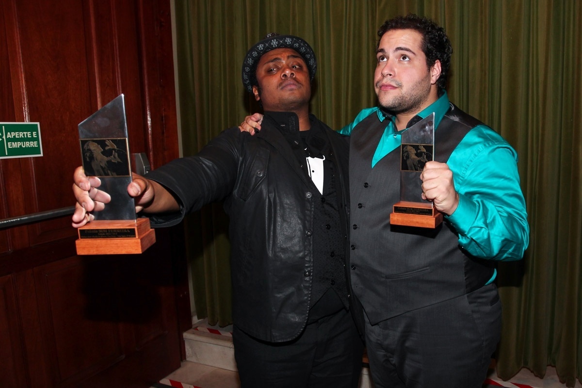 9.set.2013 - Danilo Moura e Tiago Abravanel com os prêmios de Melhor Ator por "Tim Maia Vale Tudo" na cerimônia do Prêmio Bibi Ferreira em São Paulo, apresentado pela atriz e cantora Alessandra Maestrini. O evento, em sua 1ª edição, escolhe os melhores profissionais e produções de teatro musical - Foto Rio News