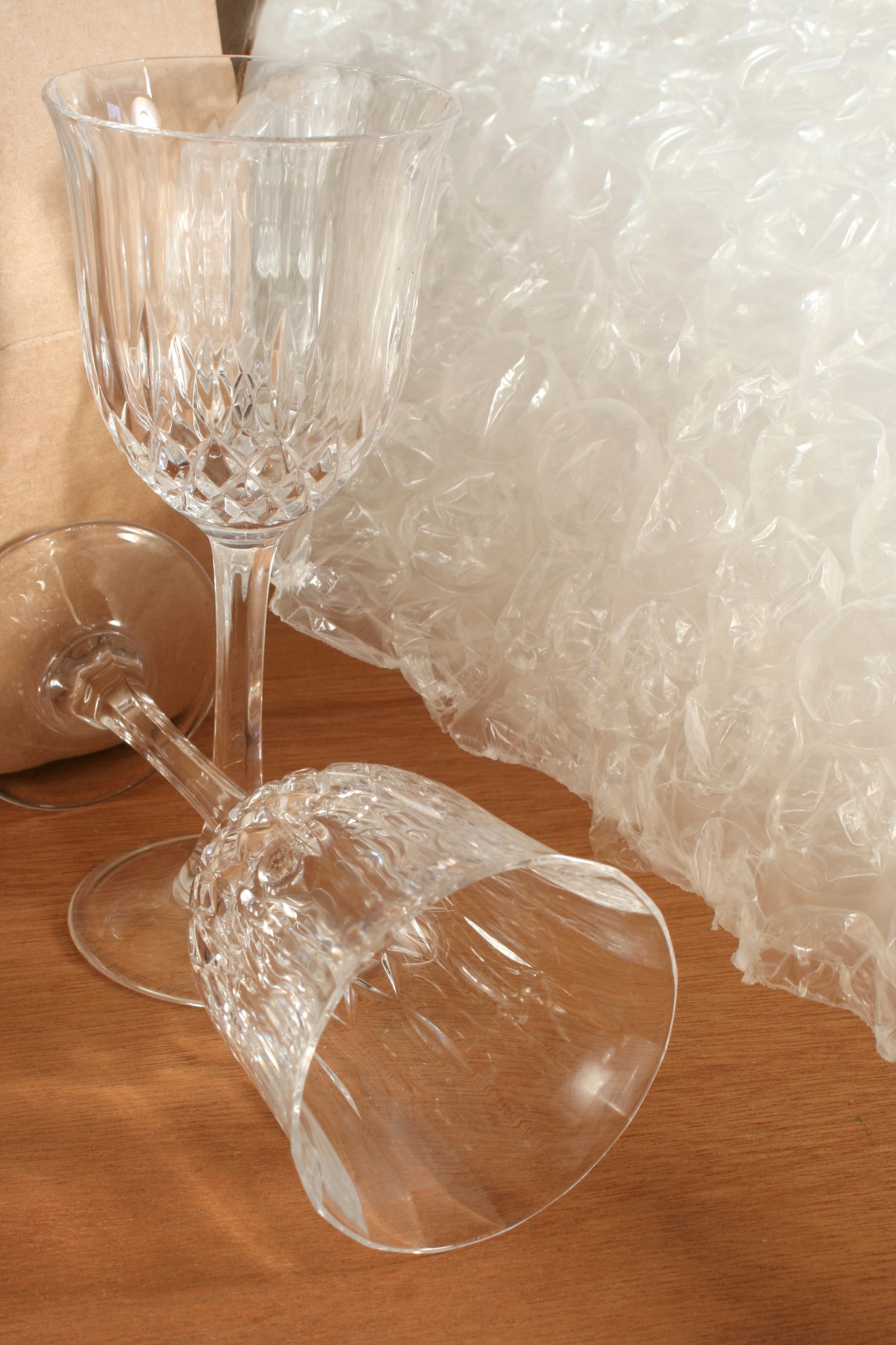 A fim de proteger objetos delicados como espelhos, copos e taças durante o transporte, o ideal é embalá-los individualmente usando o conhecido plástico bolha I Fonte: Cristina Papazian, organizadora profissional - Getty Images