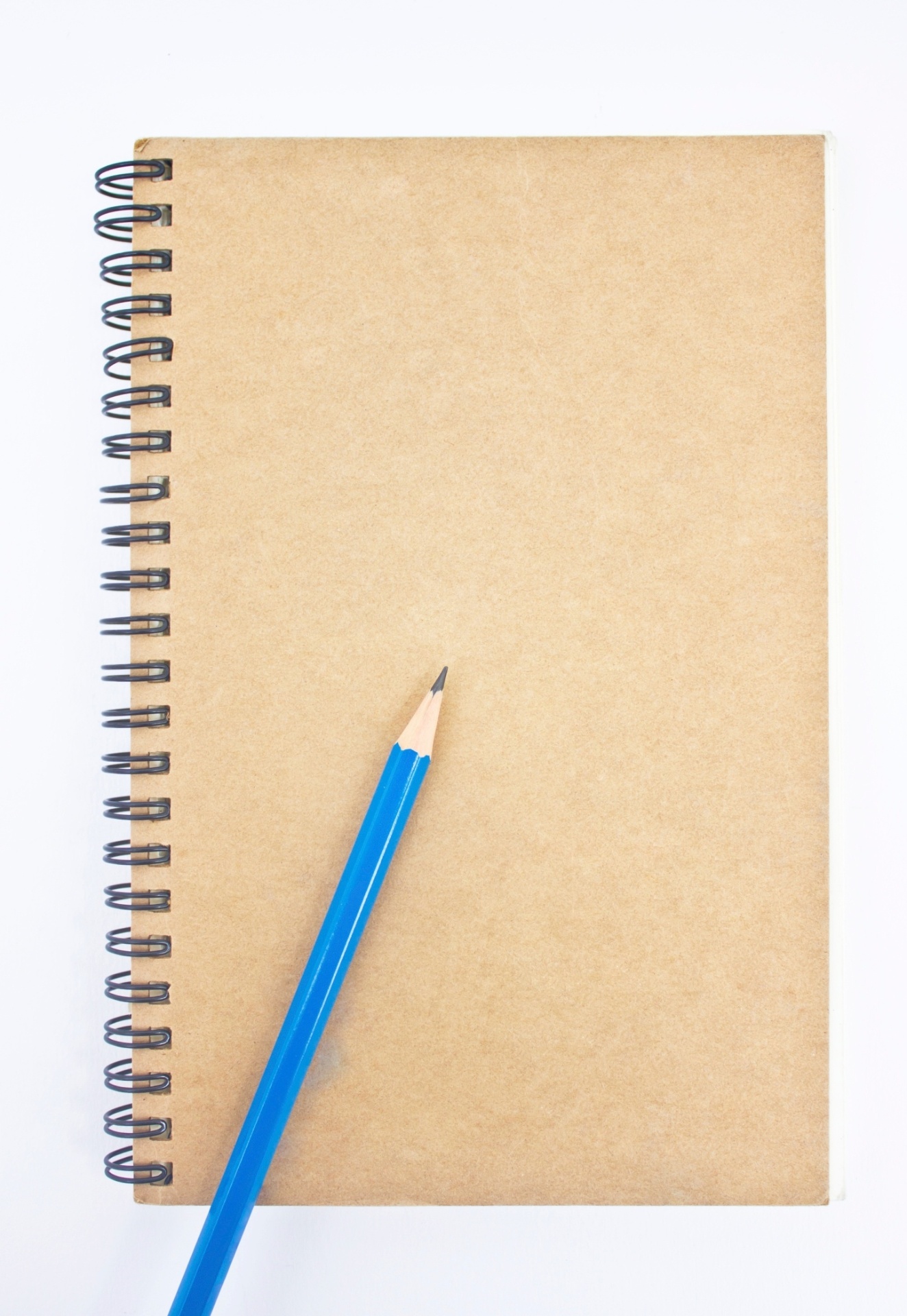 Antes de começar a empacotar, faça uma lista com os itens que pretende levar para a nova residência. Nesse levantamento, verifique se há na nova casa espaço suficiente para tudo o que listou I Heloisa Lucia Sundfeld, da empresa Help Personal Assistant - Getty Images