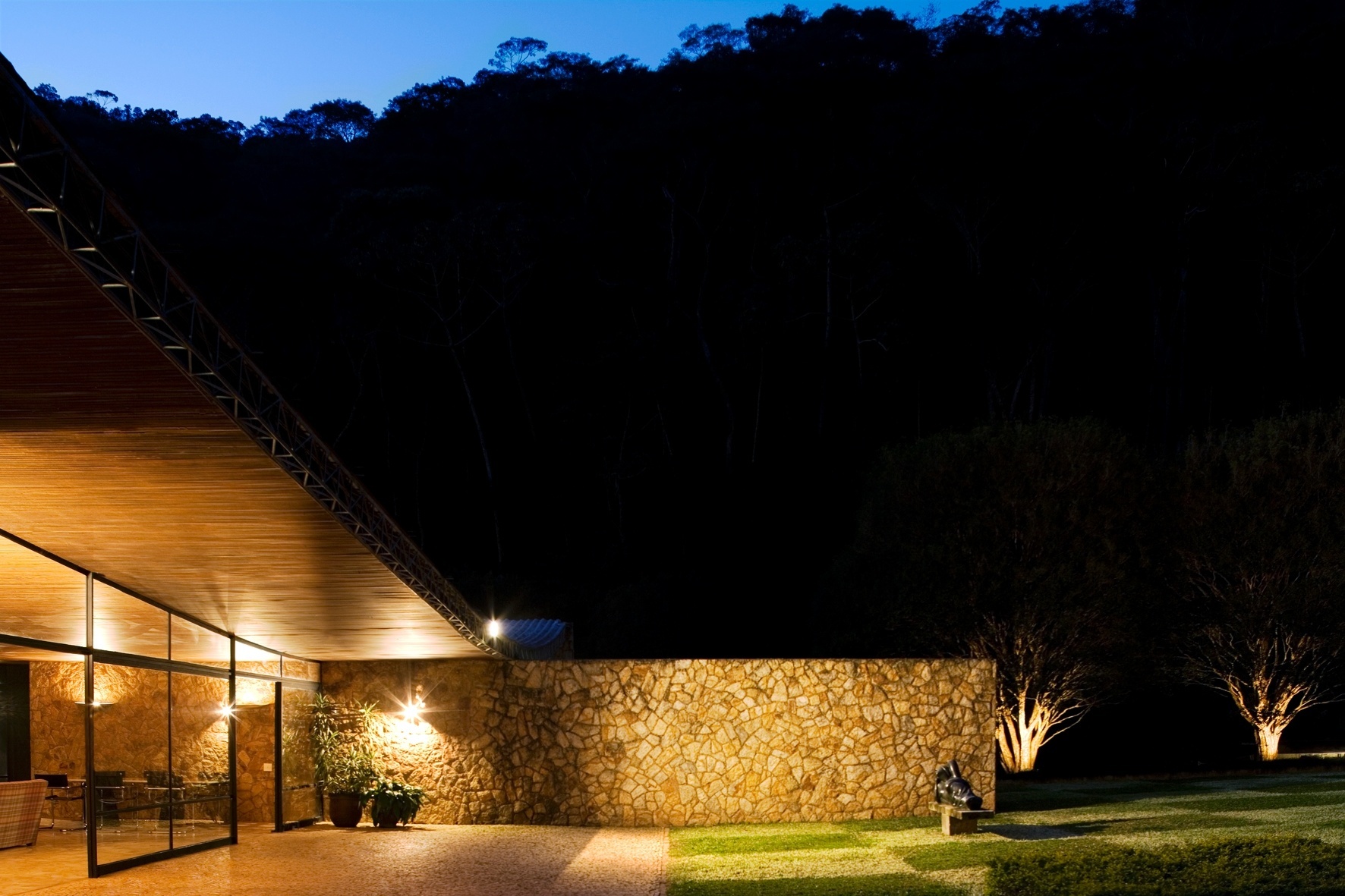 Casa Edmundo Cavanelas, em Pedro do Rio (RJ), projetada por Oscar Niemeyer. A obra, datada de 1954, tem paisagismo criado por Roberto Burle Marx, no qual se destaca o xadrez de gramíneas. O local foi uma das locações do filme "Flores Raras", do cineasta Bruno Barreto, que conta a história do romance entre a escritora americana Elizabeth Bishop (1911-1979) e Lota Macedo Soares, paisagista e urbanista autodidata brasileira - Leonardo Finotti/ UOL