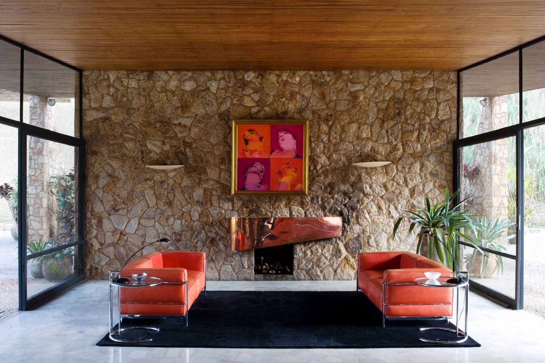 Casa Edmundo Cavanelas, em Pedro do Rio (RJ), projetada por Oscar Niemeyer. A obra, datada de 1954, tem paisagismo criado por Roberto Burle Marx, no qual se destaca o xadrez de gramíneas. O local foi uma das locações do filme "Flores Raras", do cineasta Bruno Barreto, que conta a história do romance entre a escritora americana Elizabeth Bishop (1911-1979) e Lota Macedo Soares, paisagista e urbanista autodidata brasileira - Leonardo Finotti/ UOL