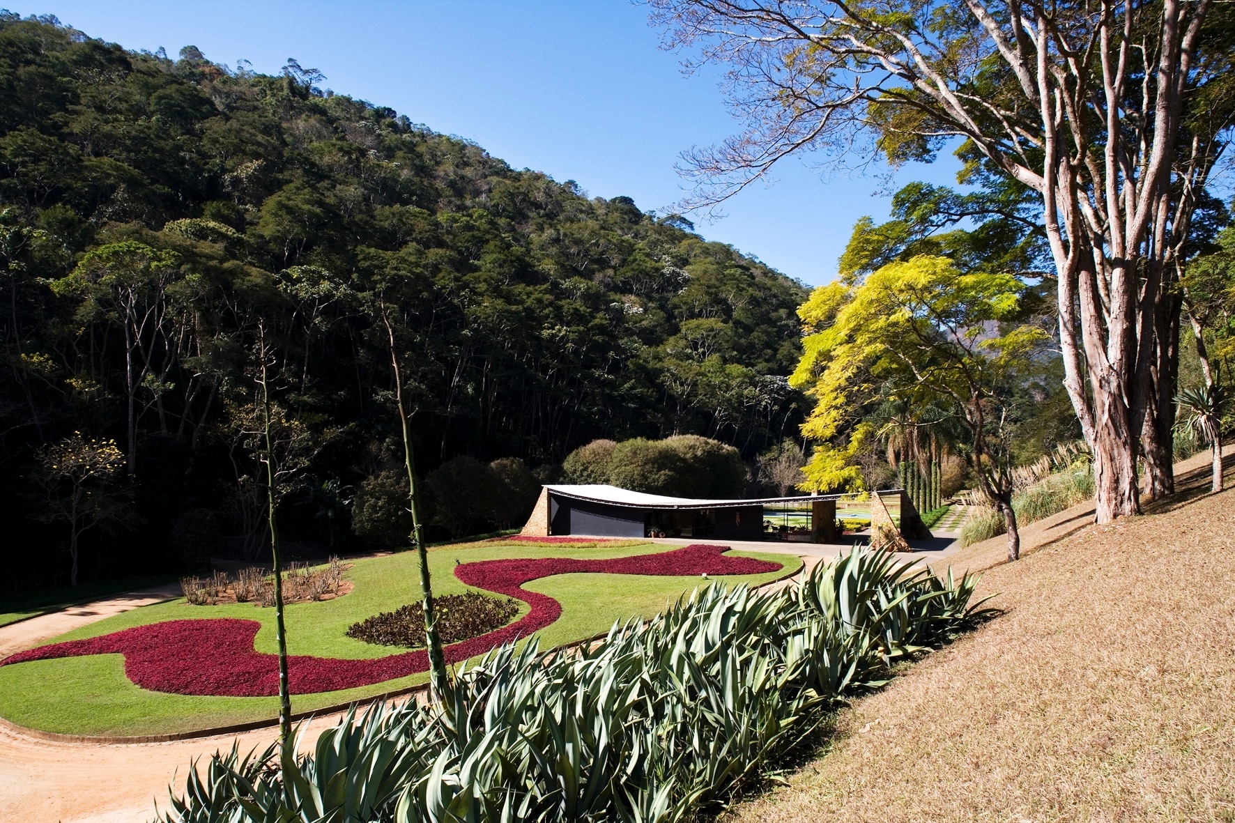 Casa Edmundo Cavanelas, em Pedro do Rio (RJ), projetada por Oscar Niemeyer. A obra, datada de 1954, tem paisagismo criado por Roberto Burle Marx, no qual se destaca o xadrez de gramíneas. O local foi uma das locações do filme "Flores Raras", do cineasta Bruno Barreto, que conta a história do romance entre a escritora americana Elizabeth Bishop (1911-1979) e Lota Macedo Soares, paisagista e urbanista autodidata brasileira - Leonardo Finotti/ UOL