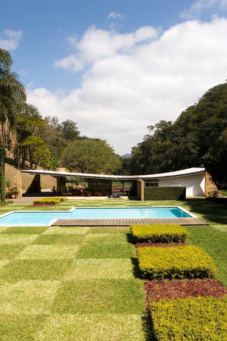 Casa Edmundo Cavanelas, em Pedro do Rio (RJ), projetada por Oscar Niemeyer. A obra, datada de 1954, tem paisagismo criado por Roberto Burle Marx, no qual se destaca o xadrez de gramíneas. O local foi uma das locações do filme "Flores Raras", do cineasta Bruno Barreto, que conta a história do romance entre a escritora americana Elizabeth Bishop (1911-1979) e Lota Macedo Soares, paisagista e urbanista autodidata brasileira - Leonardo Finotti/ UOL